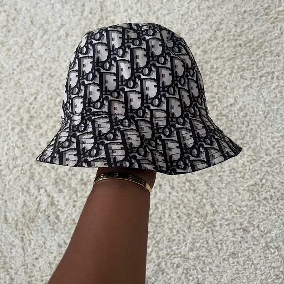 Like new Dior Teddy Hat. Only worn 3x Teddy d hat Dior Navy size 57 cm in Polyester - 40676786 main image 2